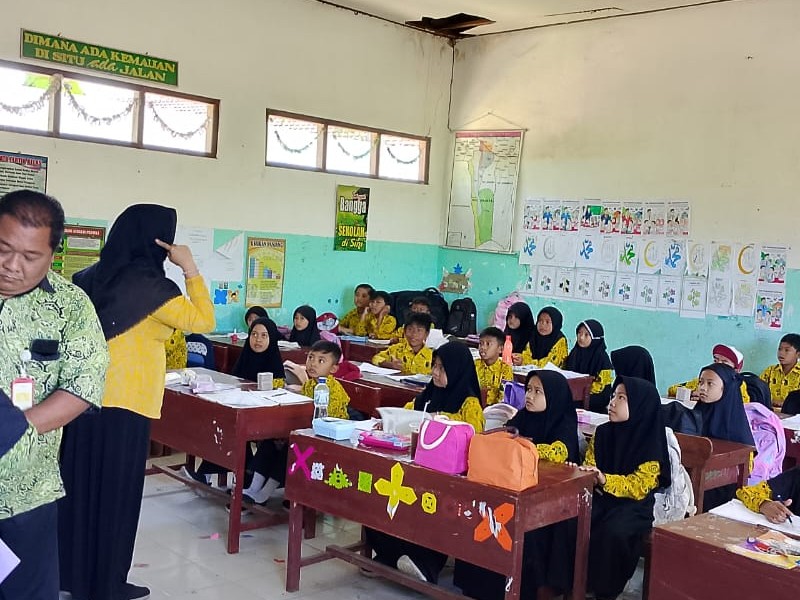 Pemberian Imunisasi Anak Rutin dari Puskesmas Arjasa di SDN 1 Ketowan
