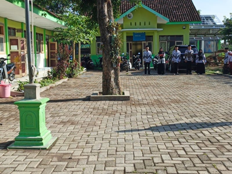 SDN 1 KETOWAN MELAKSANAKAN UPACARA BENDERA DALAM RANGKA MEMPERINGATI HUT PGRI YANG KE-80 DAN HARI GURU NASIONAL